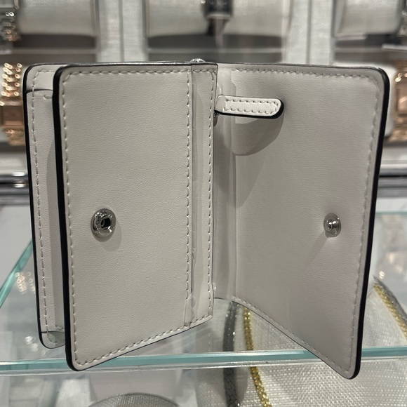 MICHAEL KORS Carson Small Pebbled Leather Wallet
Optic White 
NWT - Picture 11 of 16